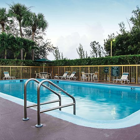 La Quinta Inn By Wyndham West Palm Beach - Florida Turnpike Century Village  Exterior foto