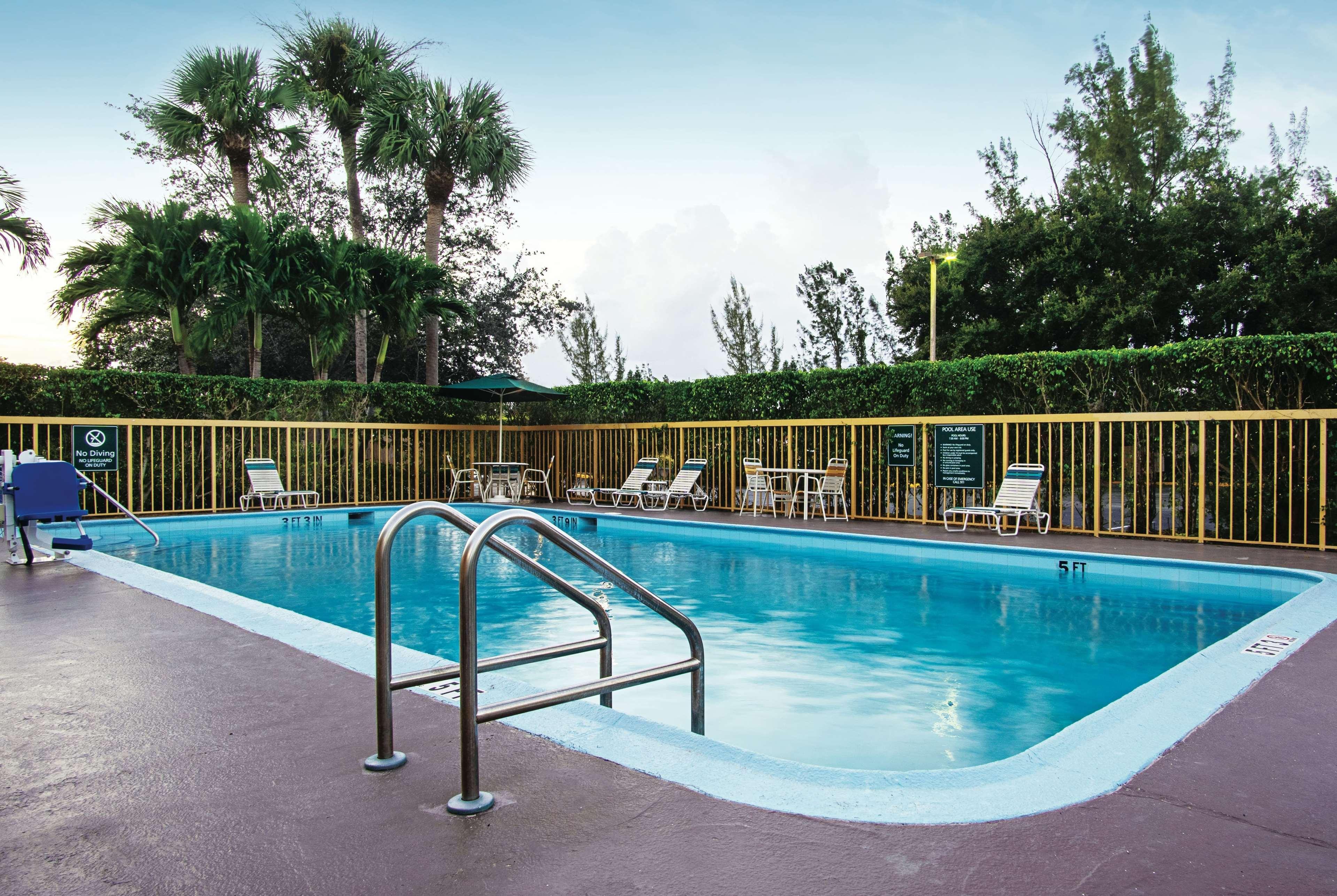 La Quinta Inn By Wyndham West Palm Beach - Florida Turnpike Century Village  Exterior foto
